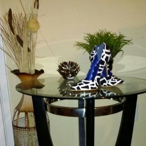 Used Black and white shoe by shoe republic la